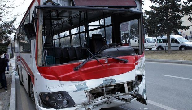 Bakıda avtobus evakuatorla toqquşdu