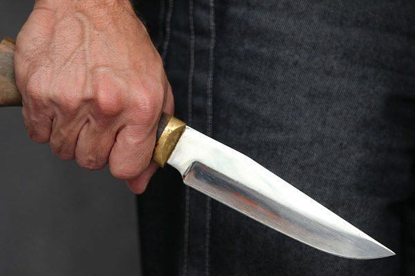Paytaxtda polis bıçaqlanıb