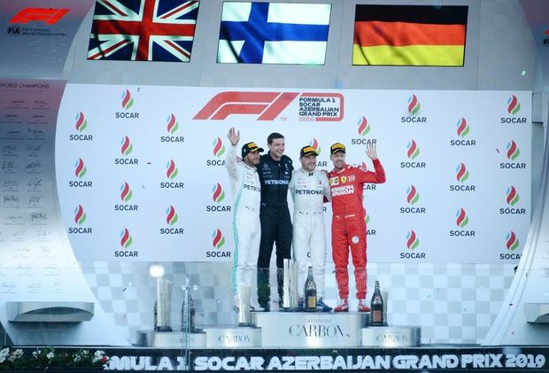 “Formula-1”in qalibinə kuboku İlham Əliyev təqdim etdi “Formula-1”in qalibinə kuboku İlham Əliyev təqdim etdi