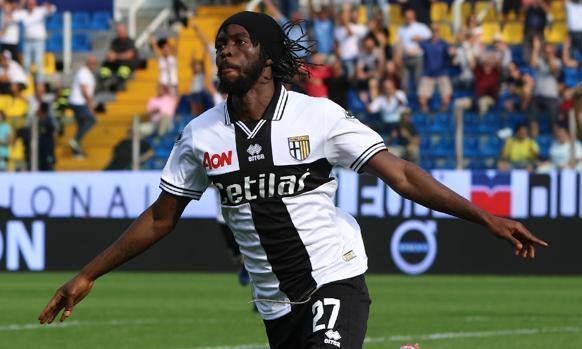 Futbolçu rəqibin bütün oyunçularını aldadaraq qol vurdu