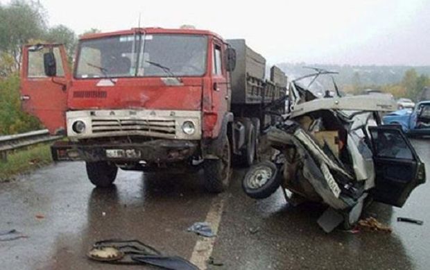 Ucarda “KamAZ” la “Opel” toqquşdu, ölənlər var