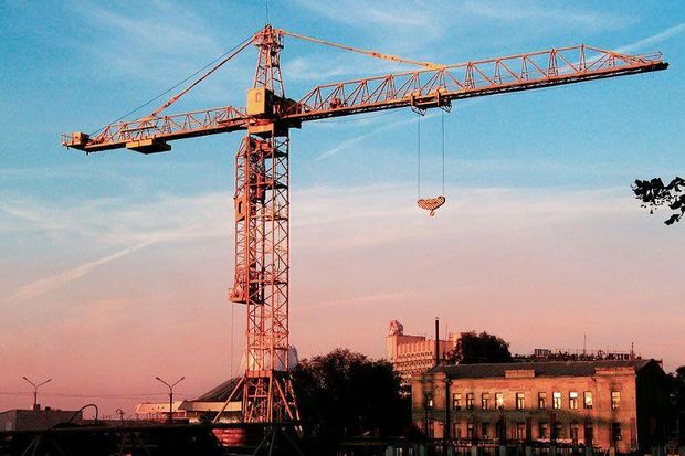 Bakıda dəhşət: Kranla qaldırılan yük fəhlənin başına düşdü, yerindəcə öldü