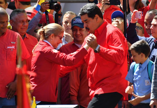 Maduro arvadı ilə mitinqdə rəqs etdi