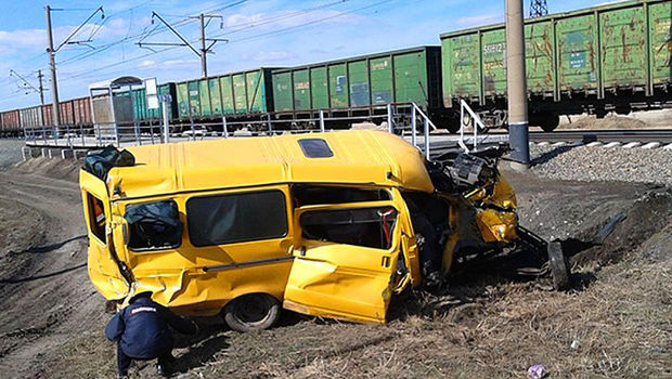 Rusiyada məktəb avtobusu aşıb, xəsarət alanlar var