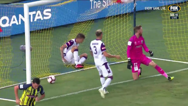 Futbolçu qapıya girdi və ştanqı əydi