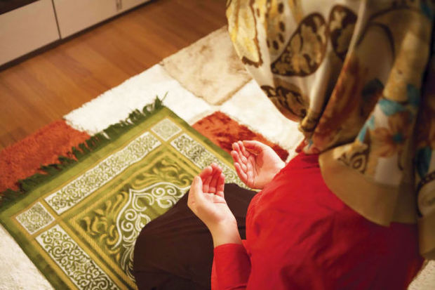 Arvadını namaz üstündə bıçaqladı