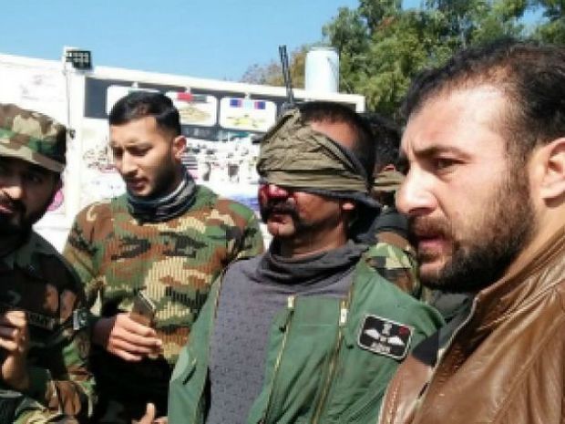 Pakistan əsir götürülmüş pilotu Hindistana qaytardı