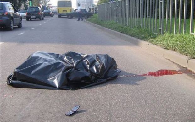 Bakıda yük maşını yolu keçən ər və arvadı vurdu