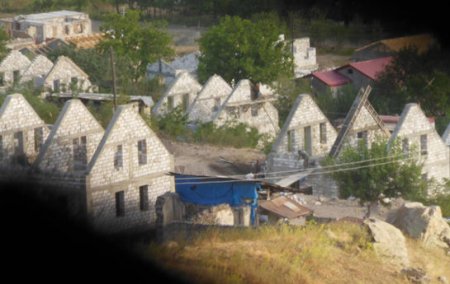 Ermənilər Laçında yeni qəsəbə salır