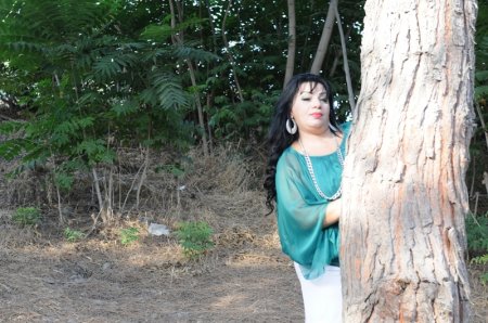 Maral Tahirqızı meşəlikdə