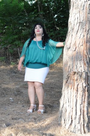 Maral Tahirqızı meşəlikdə