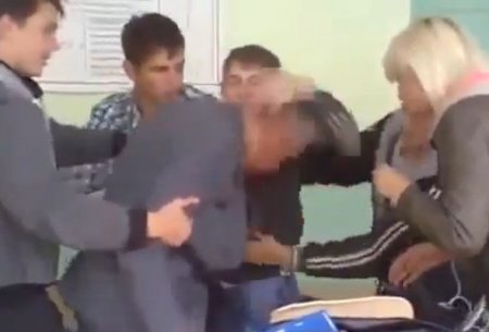 Müəllimin şagirdlə əlbəyaxa davası