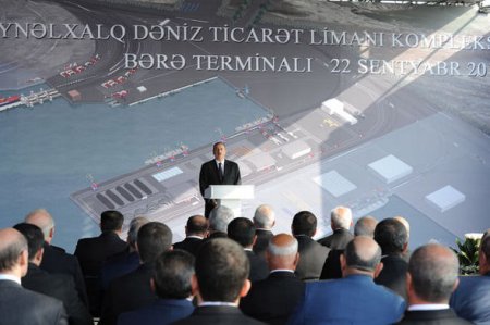 İlham Əliyev Yeni Dəniz Ticarət Limanı Kompleksində bərə terminalının açılışında iştirak edib