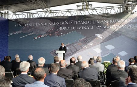 İlham Əliyev Yeni Dəniz Ticarət Limanı Kompleksində bərə terminalının açılışında iştirak edib