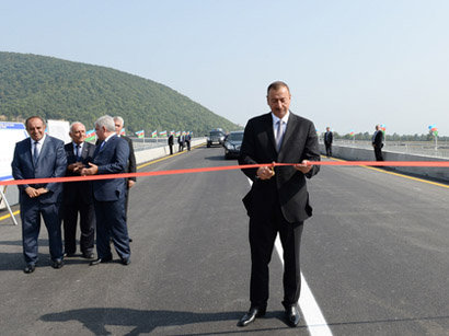İlham Əliyev  avtomobil yolunun açılışında iştirak edib