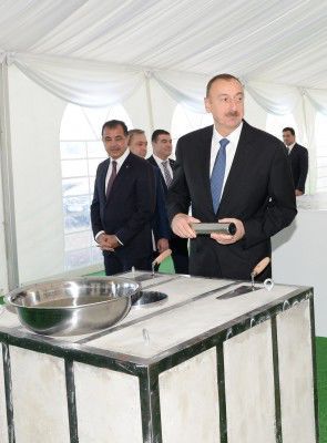 İlham Əliyev Gəncə vaqon istehsalı zavodunun təməlini qoyub