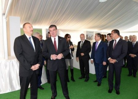 İlham Əliyev Gəncə vaqon istehsalı zavodunun təməlini qoyub