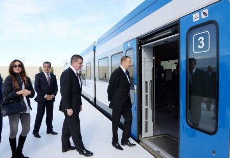 İlham Əliyev Gəncə vaqon istehsalı zavodunun təməlini qoyub