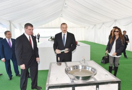 İlham Əliyev Gəncə vaqon istehsalı zavodunun təməlini qoyub