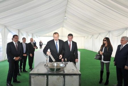 İlham Əliyev Gəncə vaqon istehsalı zavodunun təməlini qoyub