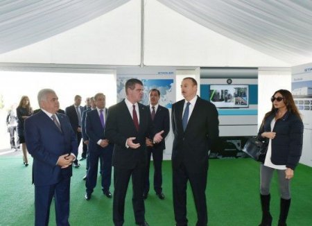 İlham Əliyev Gəncə vaqon istehsalı zavodunun təməlini qoyub