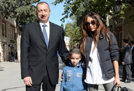 Prezidentlə xanımının məktəbli ilə söhbəti: “Çağır, gələk ad gününə”