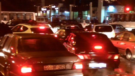 Yağışlı hava Sumqayıtda tıxaca səbəb oldu