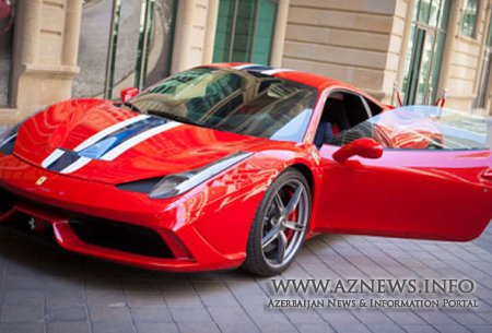 Bakıda avtomobil “Ferrari”nin binasına çırpıldı