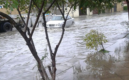 Bakıda evləri su basdı