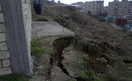 Bakıda torpaq sürüşməsi
