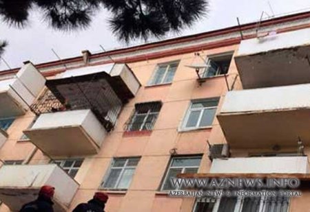 Bakıda pəncərə silən kişi 4-cü mərtəbədən yıxıldı