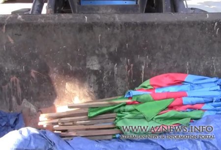 Azərbaycan bayraqlarını traktorla yığışdırdılar