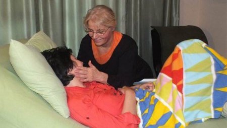 Əri teleaparıcını döyüb iflic elədi