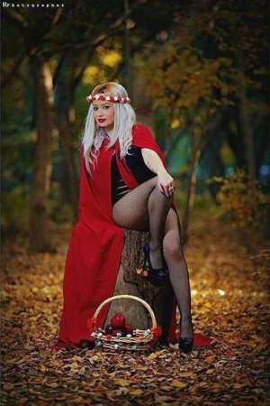 Azərbaycanlı aktrisadan seksual pozlar