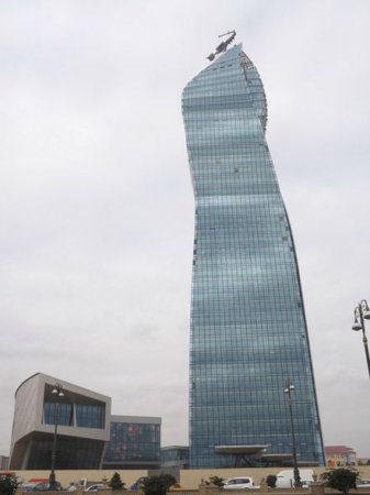 SOCAR-ın yeni binasında möhtəşəm işıqlandırma