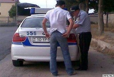 Bakıda yol polisi və sürücü bir-birini təhqir etdilər