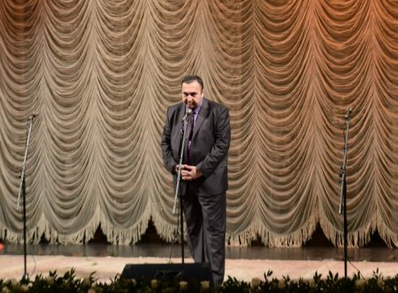 Göylər eşqim qədər mənə əzizdir...