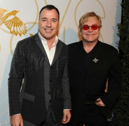 Elton Con "ərə gedir"