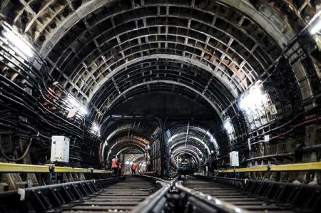 Bakı metrosunda sərnişin qatarla toqquşdu