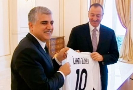 İlham Əliyevə Muarrem Muarremin forması verildi