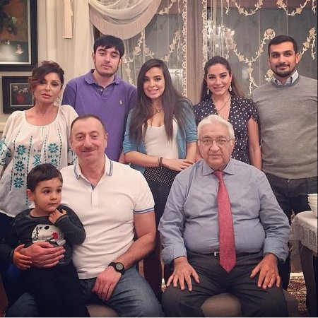 İlham Əliyev ailə üzvləri ilə ad günündə