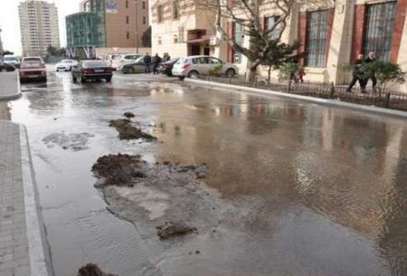 Bakıda evləri su basdı: Sakinlər köçürüldü