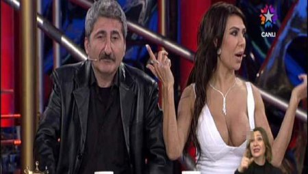 Canlı yayımda müğənninin sinəsi açıldı