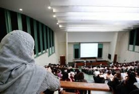 Tələbəsini hicabda görən professor lüt soyundu