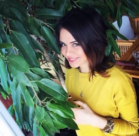 Alidə Mustafayeva: “Düyməm qırıldı, pencəyimin düyməsini efirin sonuna qədər əlimlə tutmalı oldum”
