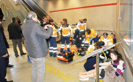 İzmirlilər metroda qorxulu anlar yaşadı İzmirlilər metroda qorxulu anlar yaşadı