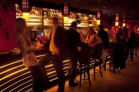 Bakıda pubda ərlə arvadı dalaşdı