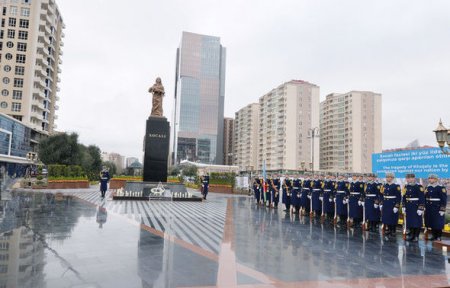 İlham Əliyev “Xocalı” abidəsini ziyarət etdi