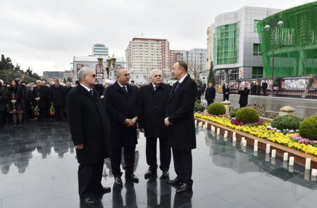 İlham Əliyev “Xocalı” abidəsini ziyarət etdi