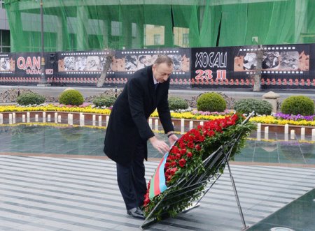 İlham Əliyev “Xocalı” abidəsini ziyarət etdi